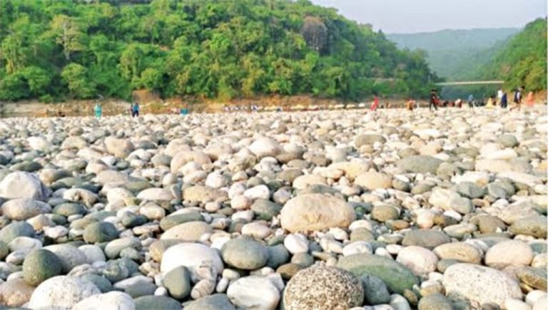 সিলেটের ভোলাগন্জ থেকে লুট হওয়া পাথর আগামি সাত দিনের মধ্যে আগের জায়গা ফেলার নির্দেশ দিয়েছে হাইকোর্ট