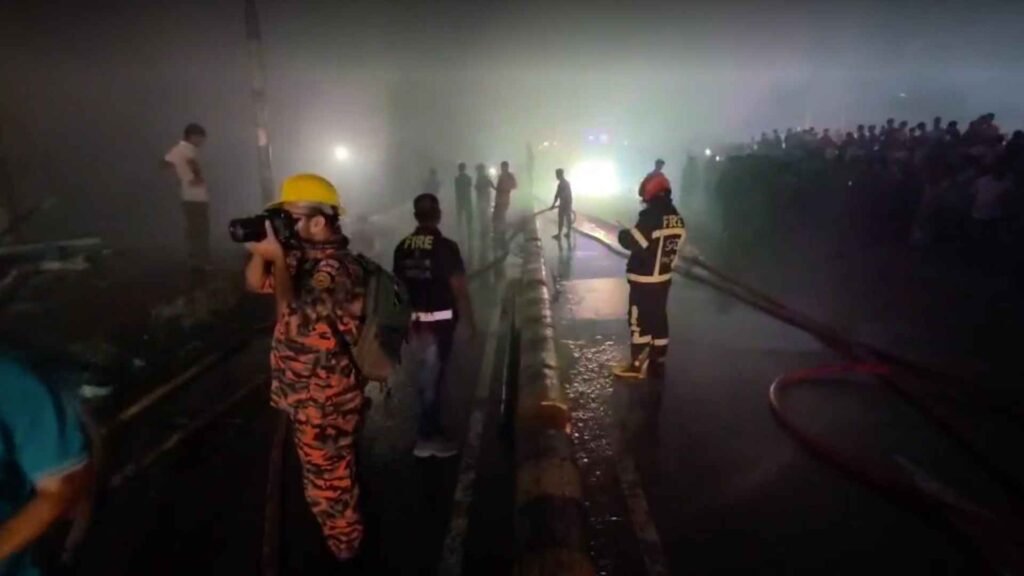 পানির অভাবে থামছে না কালশী বস্তির আগুন, মাঠে ১৩টি ইউনিট